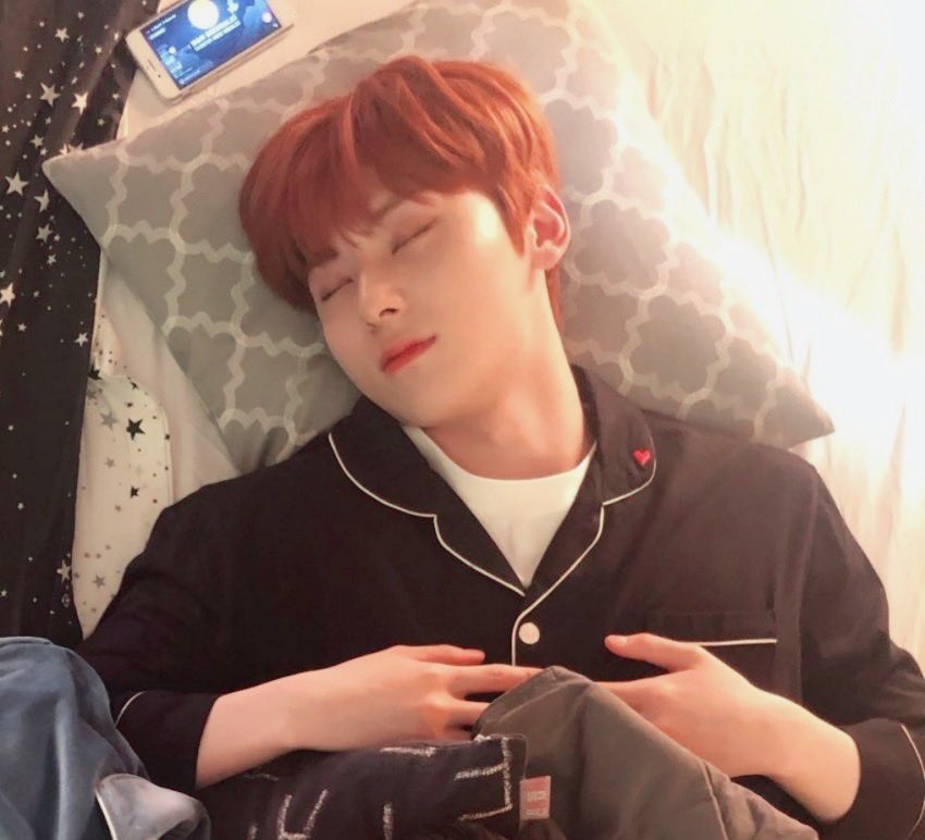 혹시 황민현이 입었던 파자마 정보 아는 사람,,, | 인스티즈