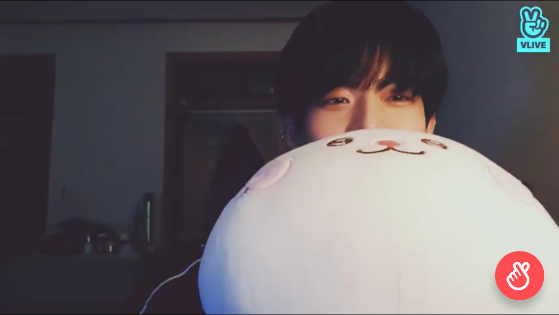 정수빈 브이앱 이러고 대기타고있었어ㅜㅜ | 인스티즈