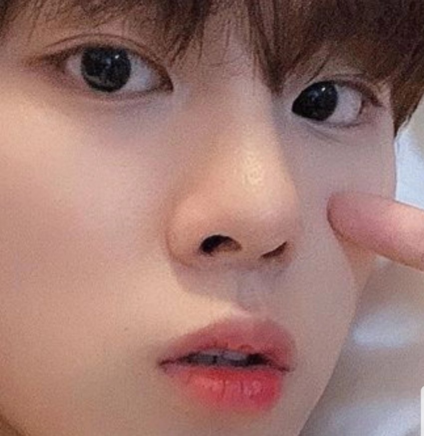 김우석 인스타 셀카 확대한거봐봐 어떻게 이렇게 예쁘지? | 인스티즈