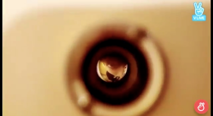 방탄 정국.. 지민 브이앱 하고있는지 모르고 놀러와서 열어달라 하는데... | 인스티즈