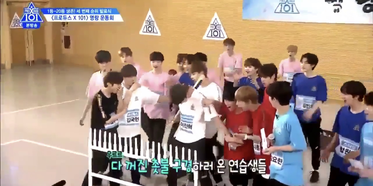 누가 프엑 이진혁 촛불 끌 때 뒤에서 일어난 연생들은 다 이진혁이랑 친한거라곸ㅋㅋㅋㅋ | 인스티즈