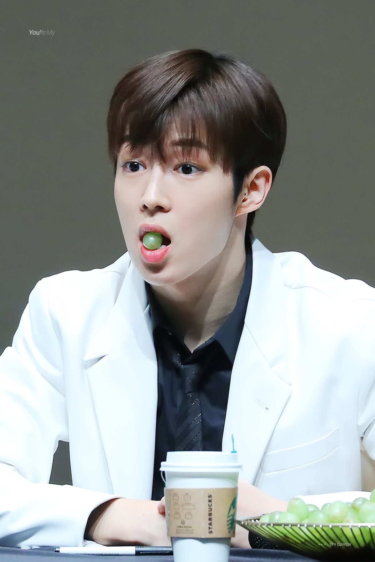 팬싸에서 샤인머스켓 팬들한테 나눠주는 아이돌 | 인스티즈