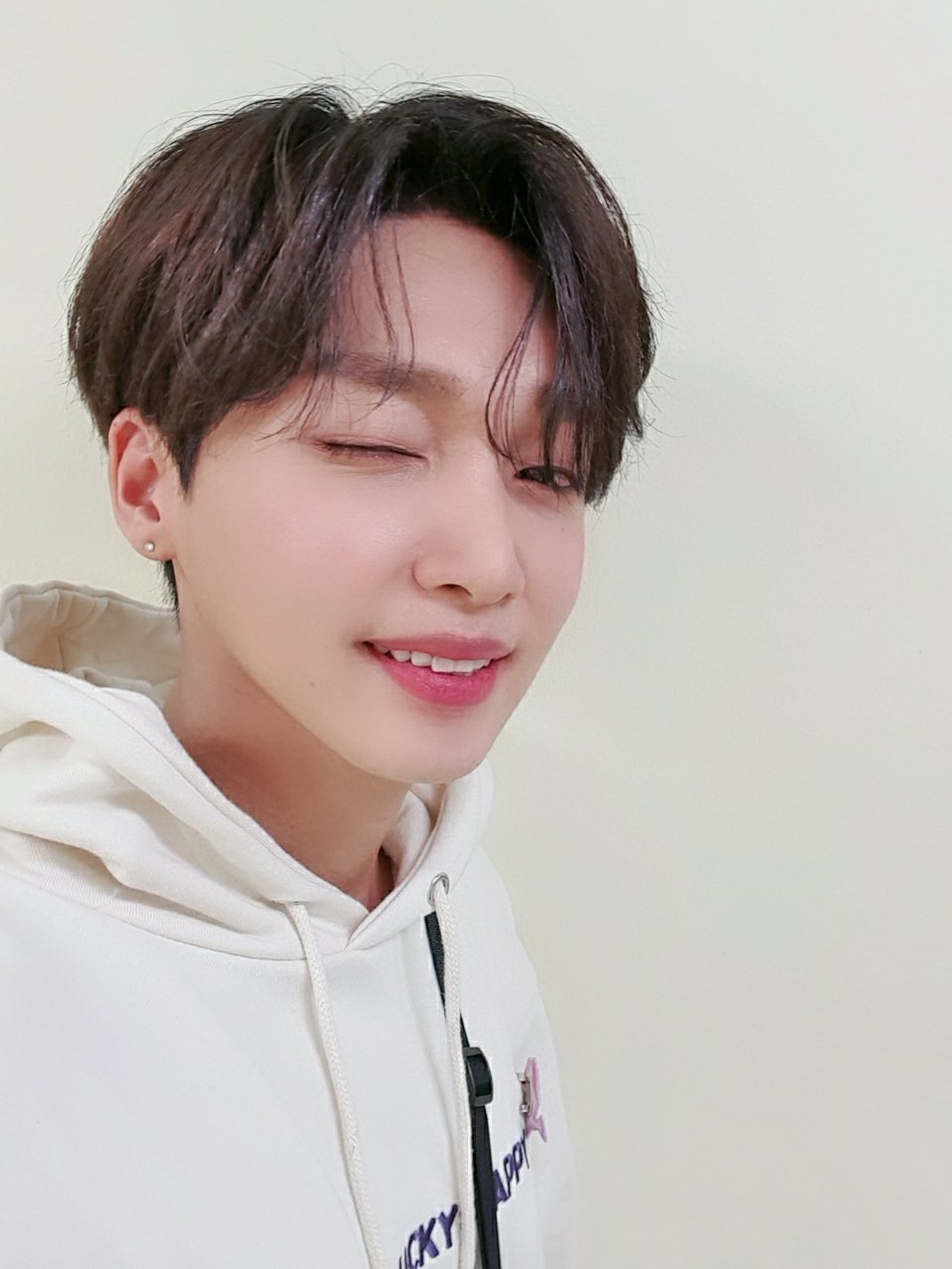 정세운 ㅋㅋㅋ 자체적으로 셀카찍을때 엄지포즈 금지함 | 인스티즈