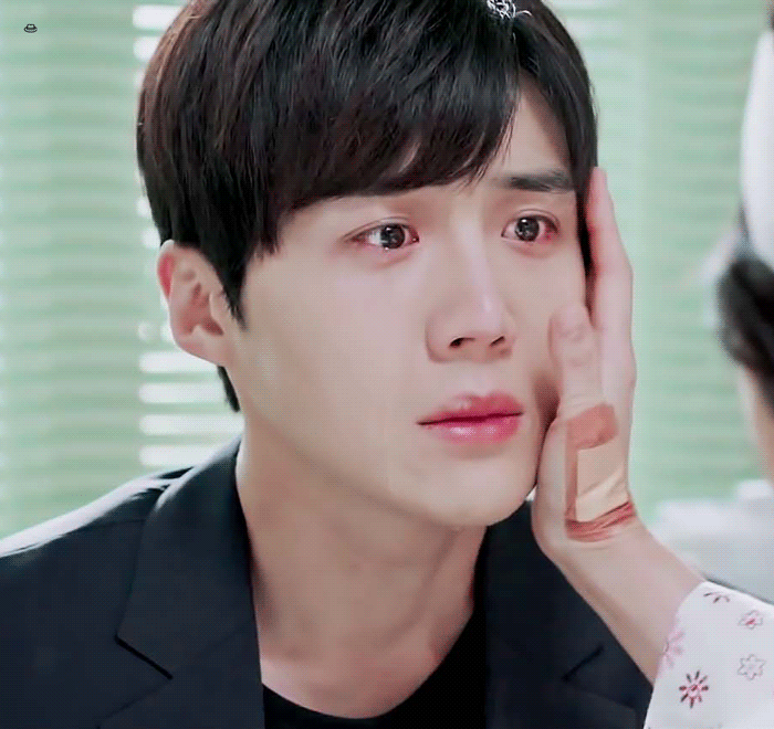 제발제발 유령을 잡아라 봐주라 진짜 피흘리는남주 우는남주 제복남주 다 나와 | 인스티즈