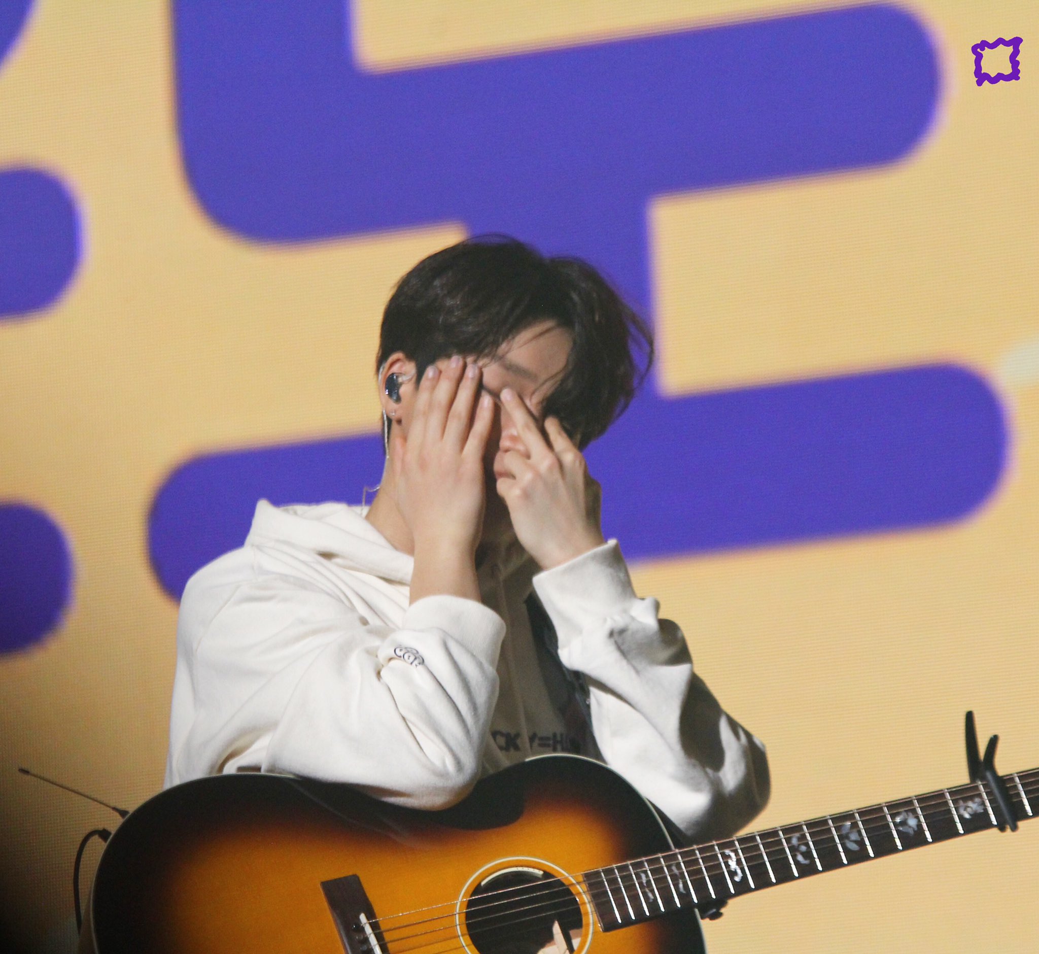 눈찌르고 볼 감는 아이돌 | 인스티즈