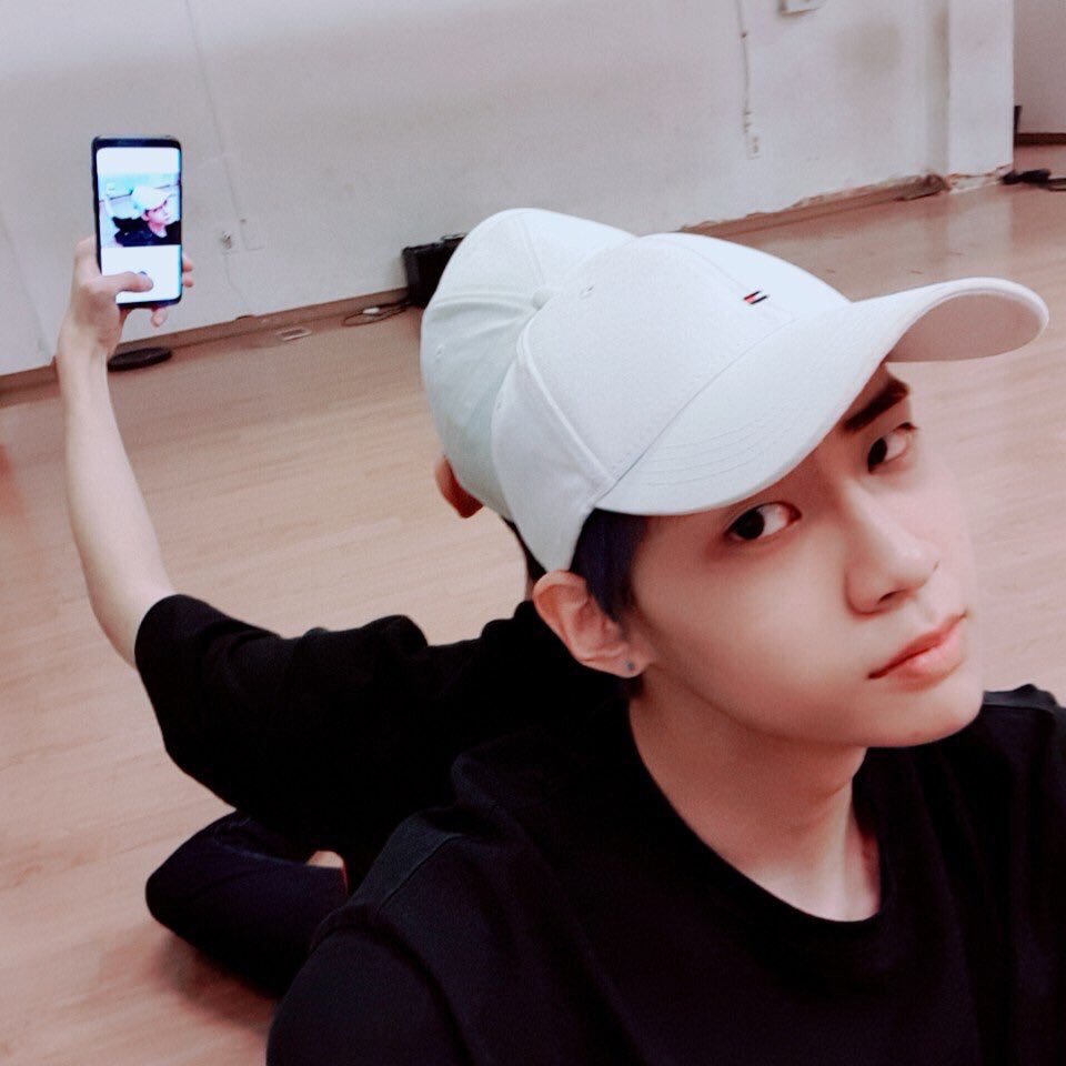 아 이진혁 놀리지마; 거울셀카 겁나 많이 늘었다고🥺 | 인스티즈