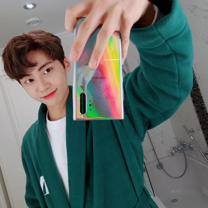 진혁이 휴대폰 자랑한다 | 인스티즈