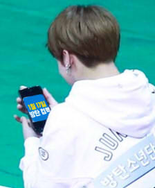 정국 방송에서 폰하는데 좀...그렇다 | 인스티즈