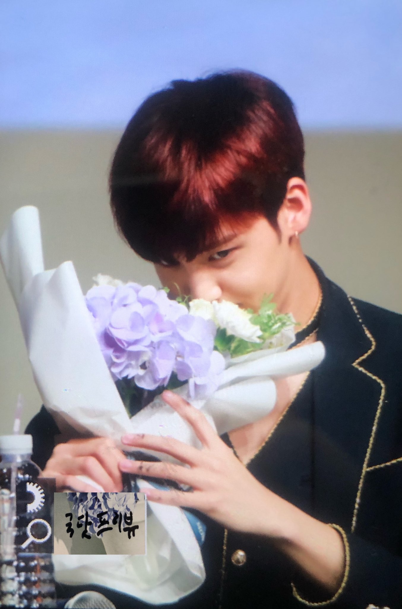 똑같이 팬싸하면 국헌이 손은 깨끗한데 유빈이 손은 왜 항상 매직이 묻어있는거야 | 인스티즈