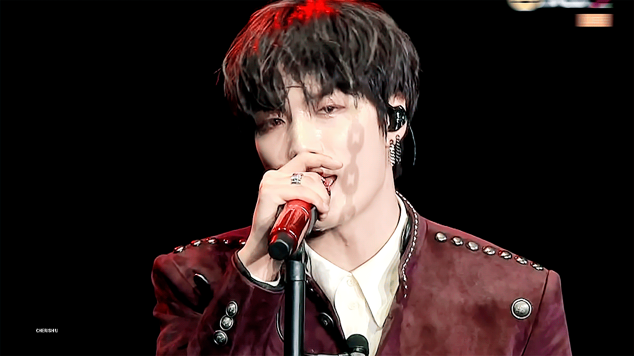 와 뉴종현 무대하는데 얼굴쪽에 비친 그림자가 | 인스티즈