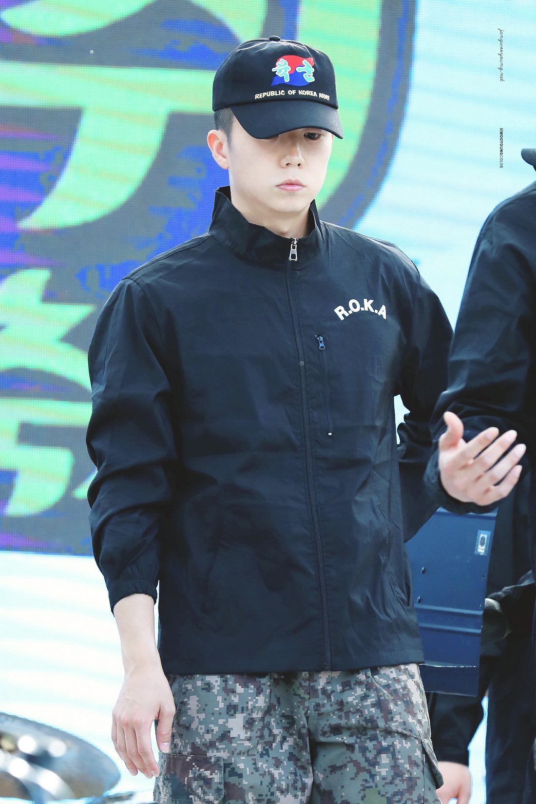 우영 보송보송 군복 사진 찾아왔다 다들 주목... | 인스티즈