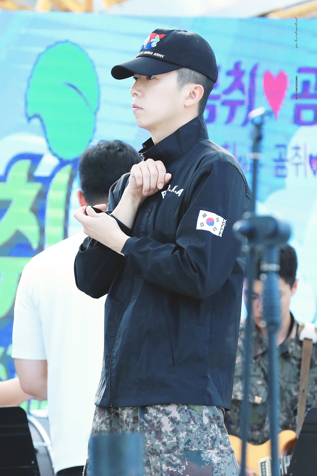 우영 보송보송 군복 사진 찾아왔다 다들 주목... | 인스티즈