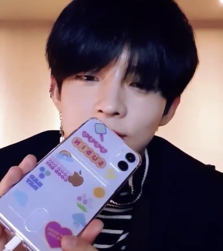 정수빈 케이스 자기가 꾸민건가... | 인스티즈