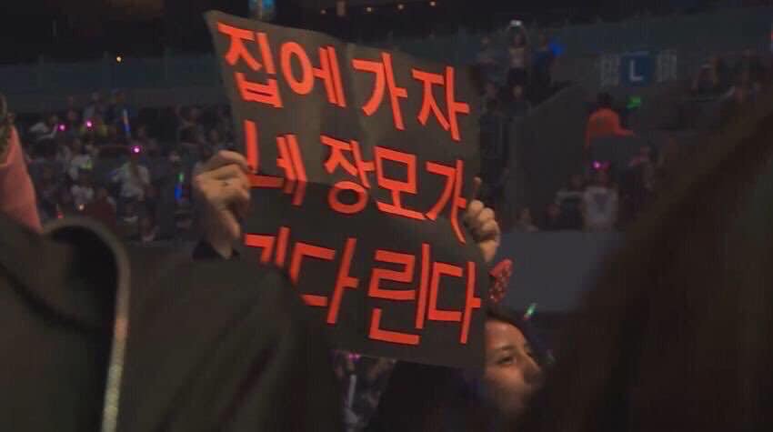 아 ㅠ 누가 김종대 무대 올라가면 이거 들거래 ㅜㅜ | 인스티즈