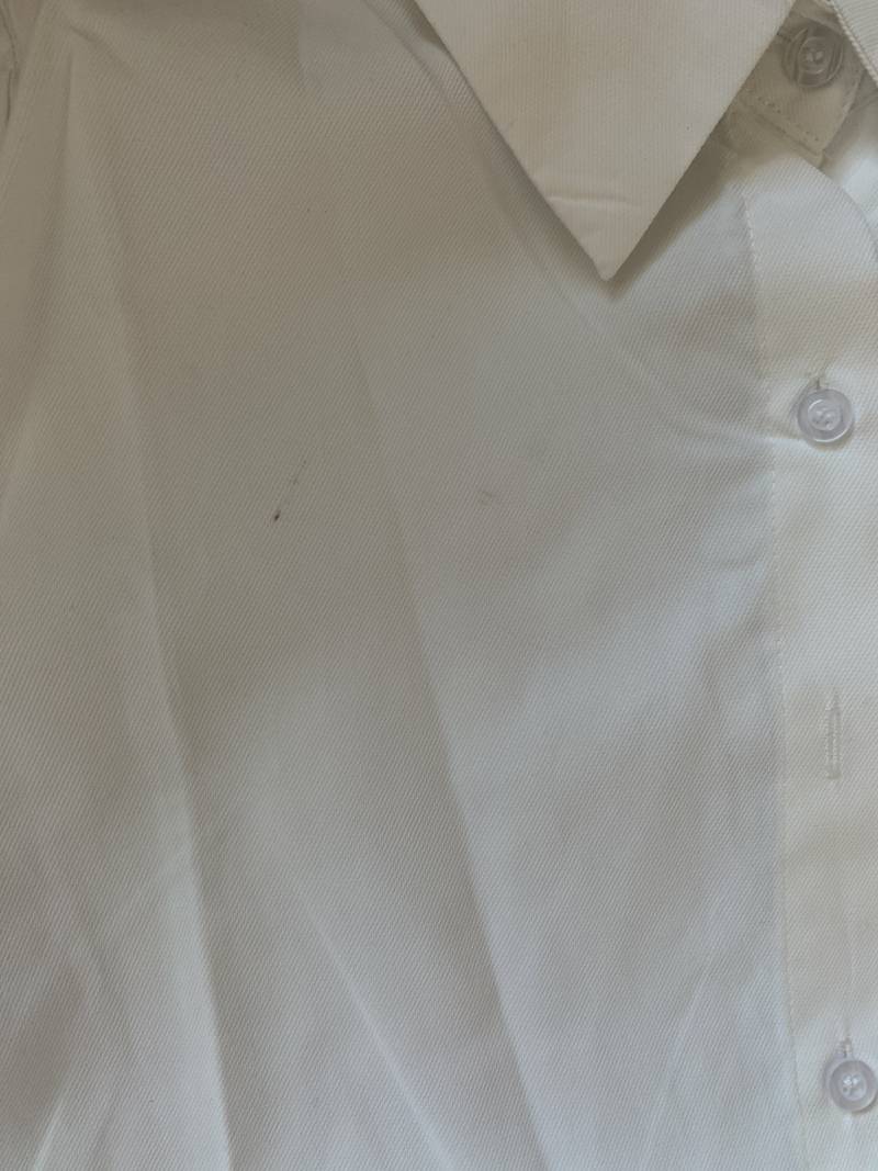 흰 남방 배송 왔는데 이런 거 묻어있으면 어떡할 거야..? | 인스티즈