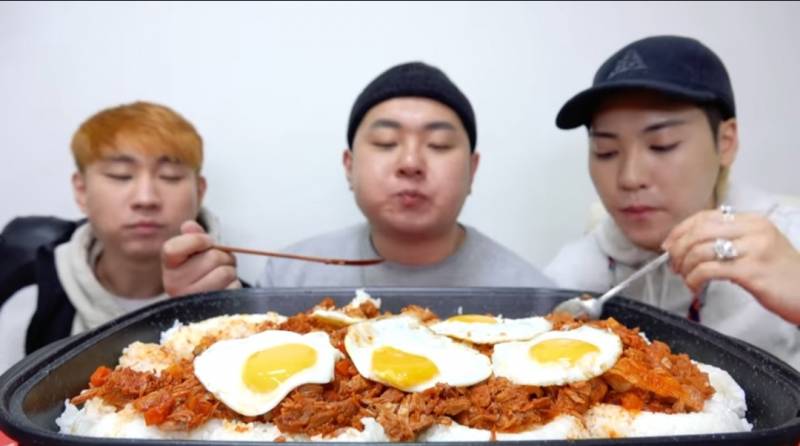 유튜브 삼대장 고추참치덮밥 먹는영상보고 고추참치에 밥비벼 먹고싶어졌어 | 인스티즈