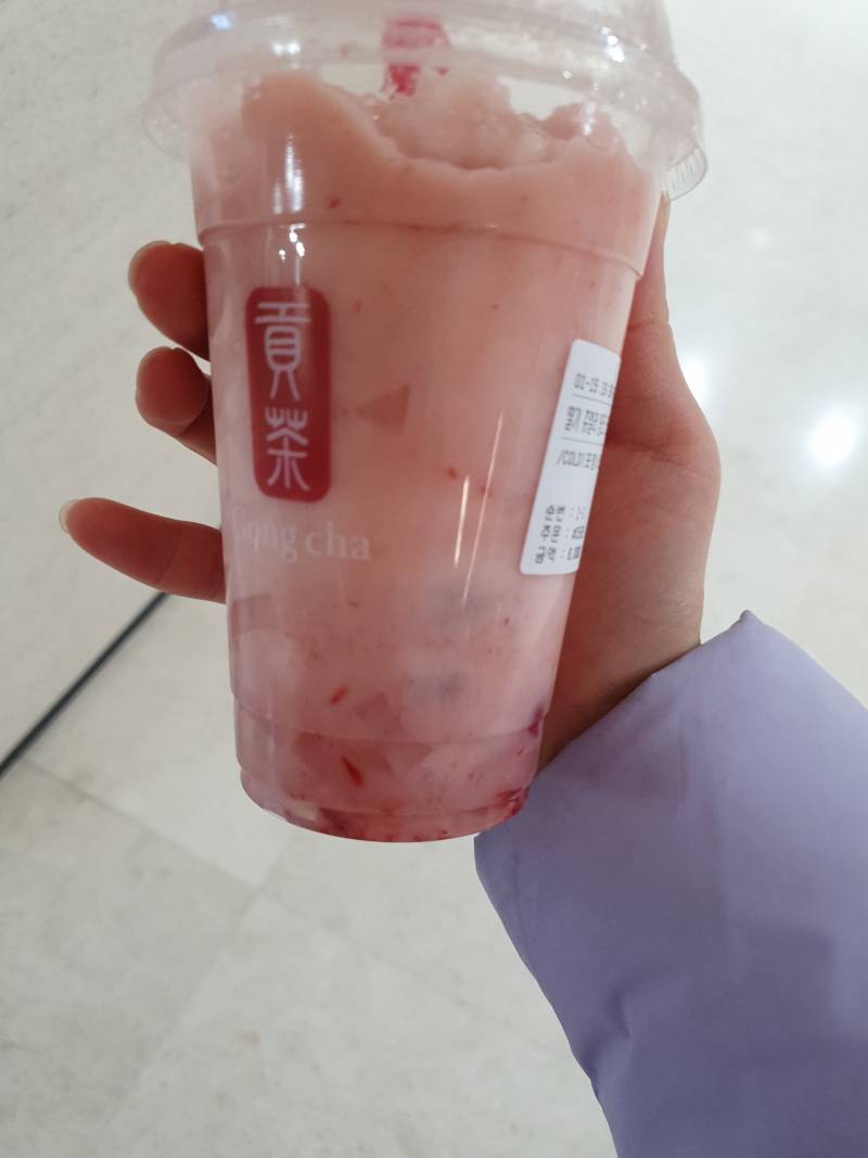 공차 딸기 주얼리 핑크 크러쉬 먹고 있는데 | 인스티즈