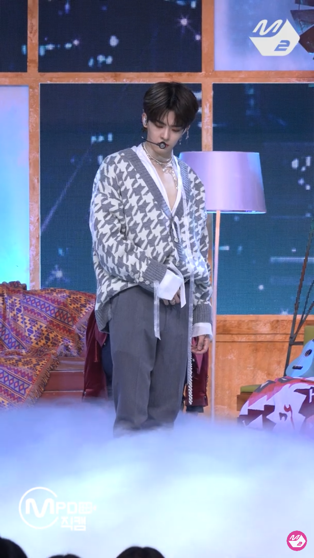 빅톤 그리운밤 컴백무대 의상에 핑크색 포인트로 한거같은데 수빈이만 | 인스티즈