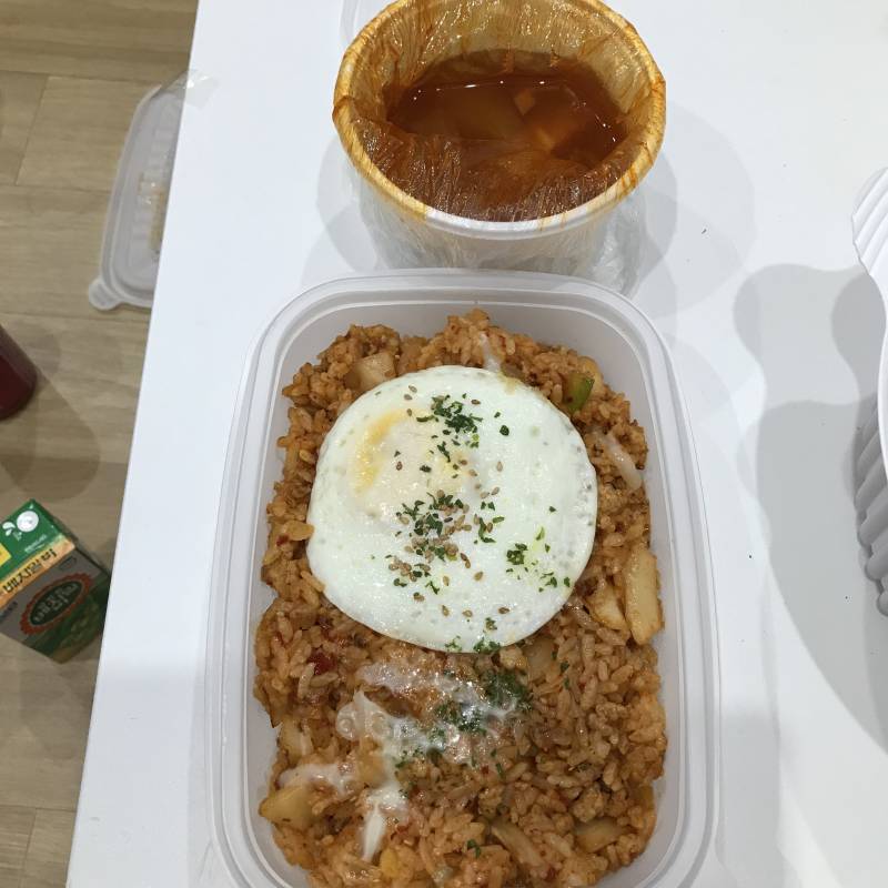 수트레스로 폭식중 아까 5시에 차돌박이떡볶이 김치필라프 먹고 맥날 시킴 | 인스티즈