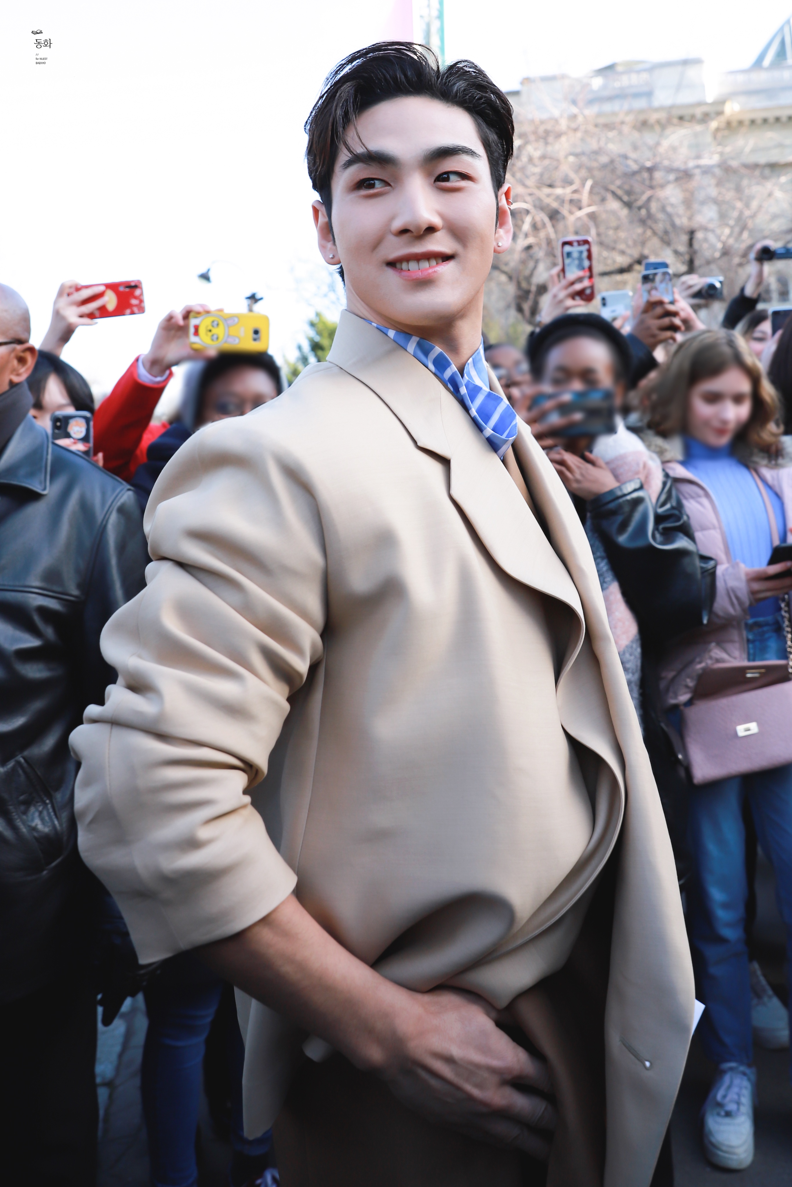 뉴이스트 강동호 파리 스케줄 갔다가 프랑스 현지에서 만난 분들한테 | 인스티즈