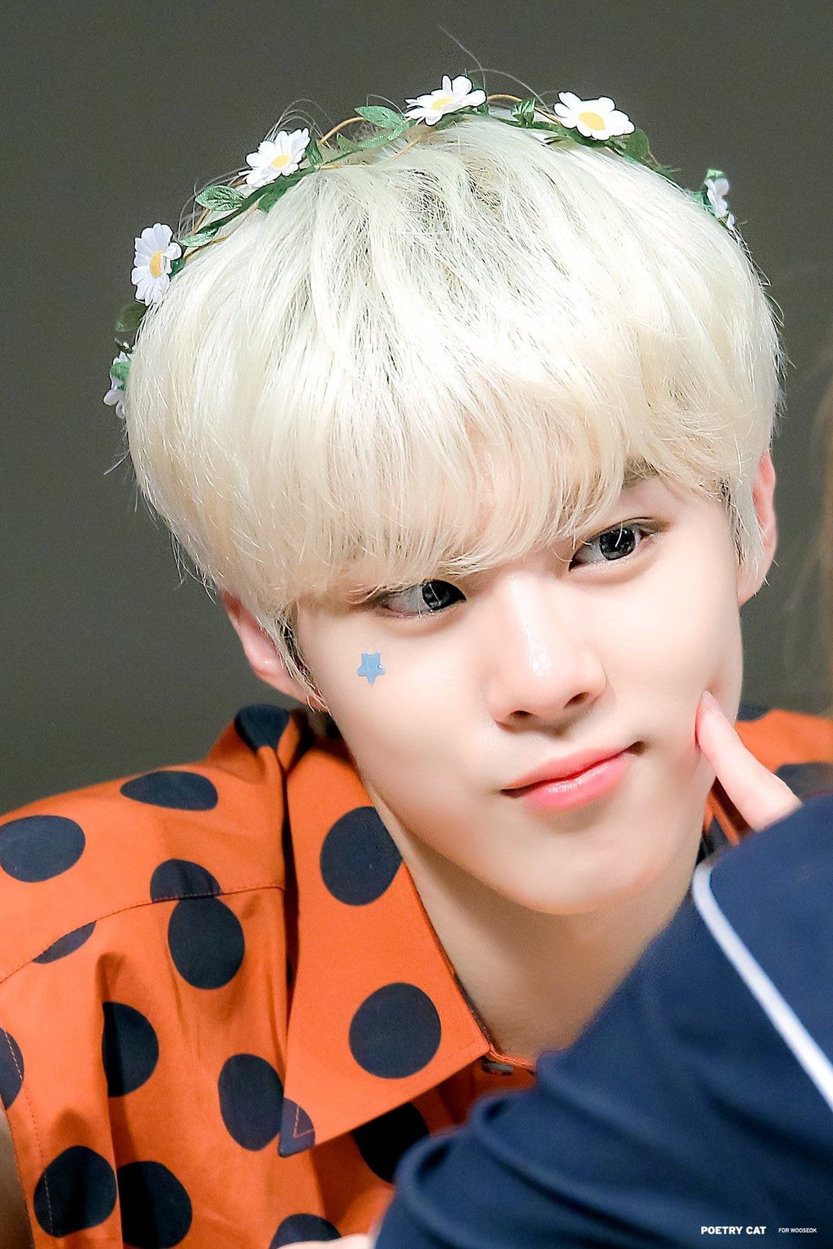 김우석 이 사진 팬이 볼 찌르고 있는거야?? | 인스티즈