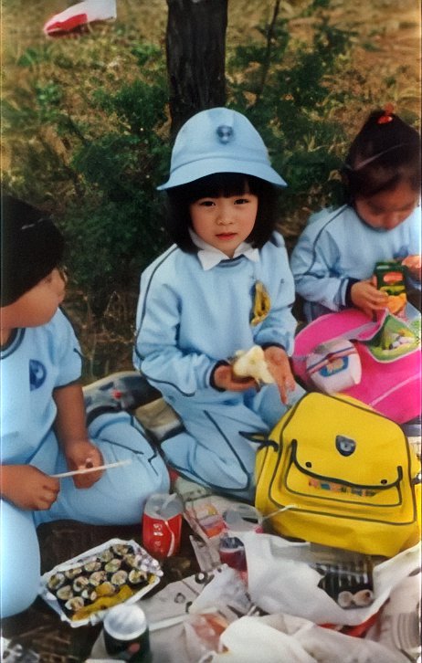 동네에서 예쁜편은 아니었으나 버스타면 사람들이 다 쳐다봤다던 내배우 어린시절 짤들 놓고간다 | 인스티즈