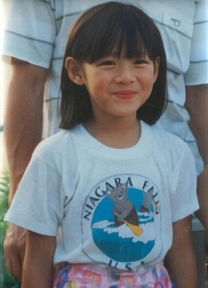 동네에서 예쁜편은 아니었으나 버스타면 사람들이 다 쳐다봤다던 내배우 어린시절 짤들 놓고간다 | 인스티즈