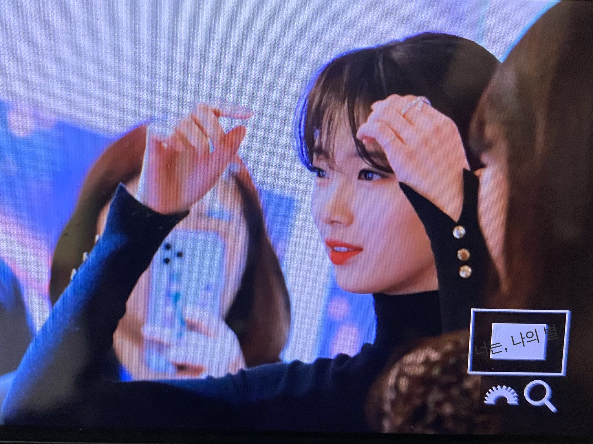 수지 인형이 앞머리 정리하는거같아 | 인스티즈