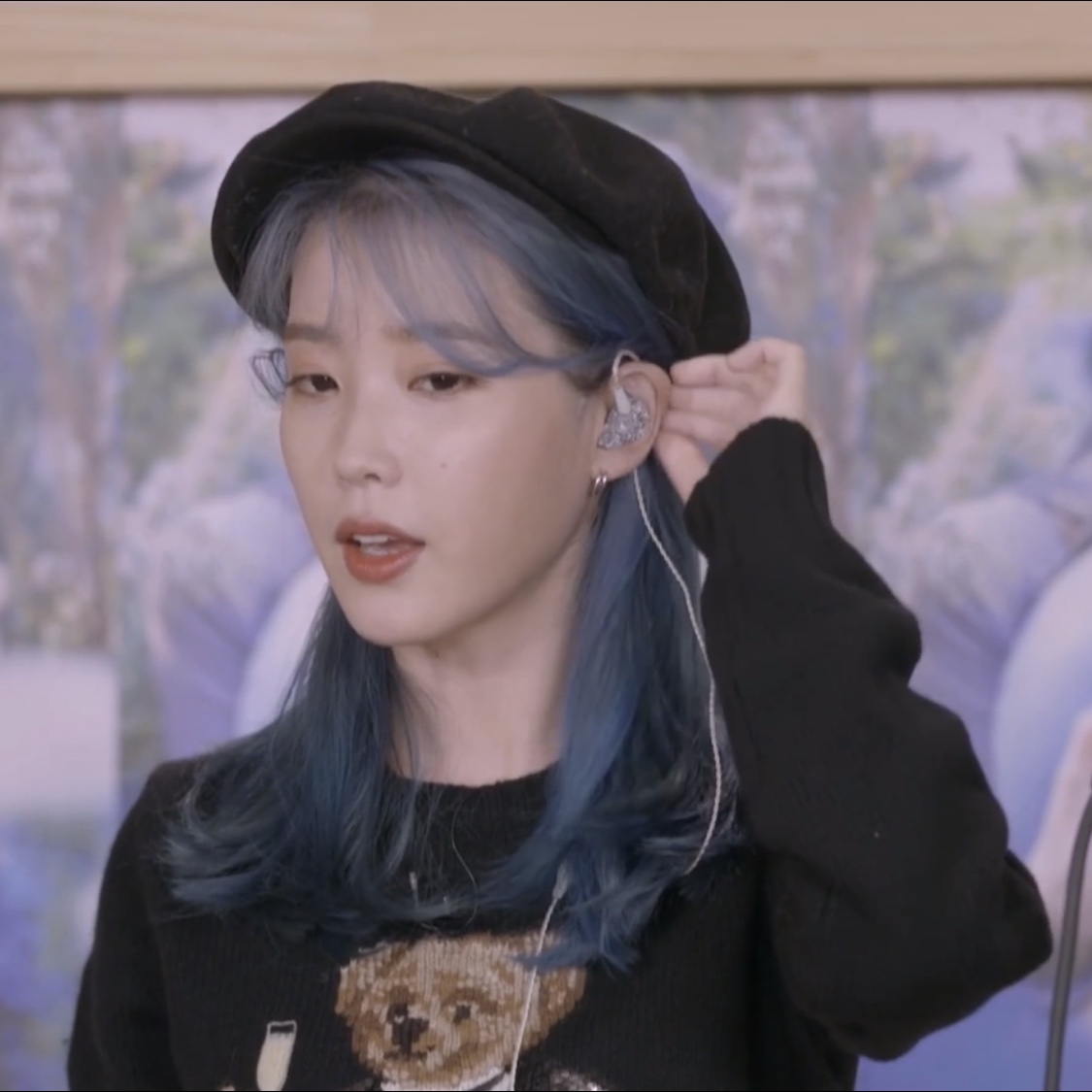 아이유 새로운 인이어는 왜 안 보여주는건데 | 인스티즈