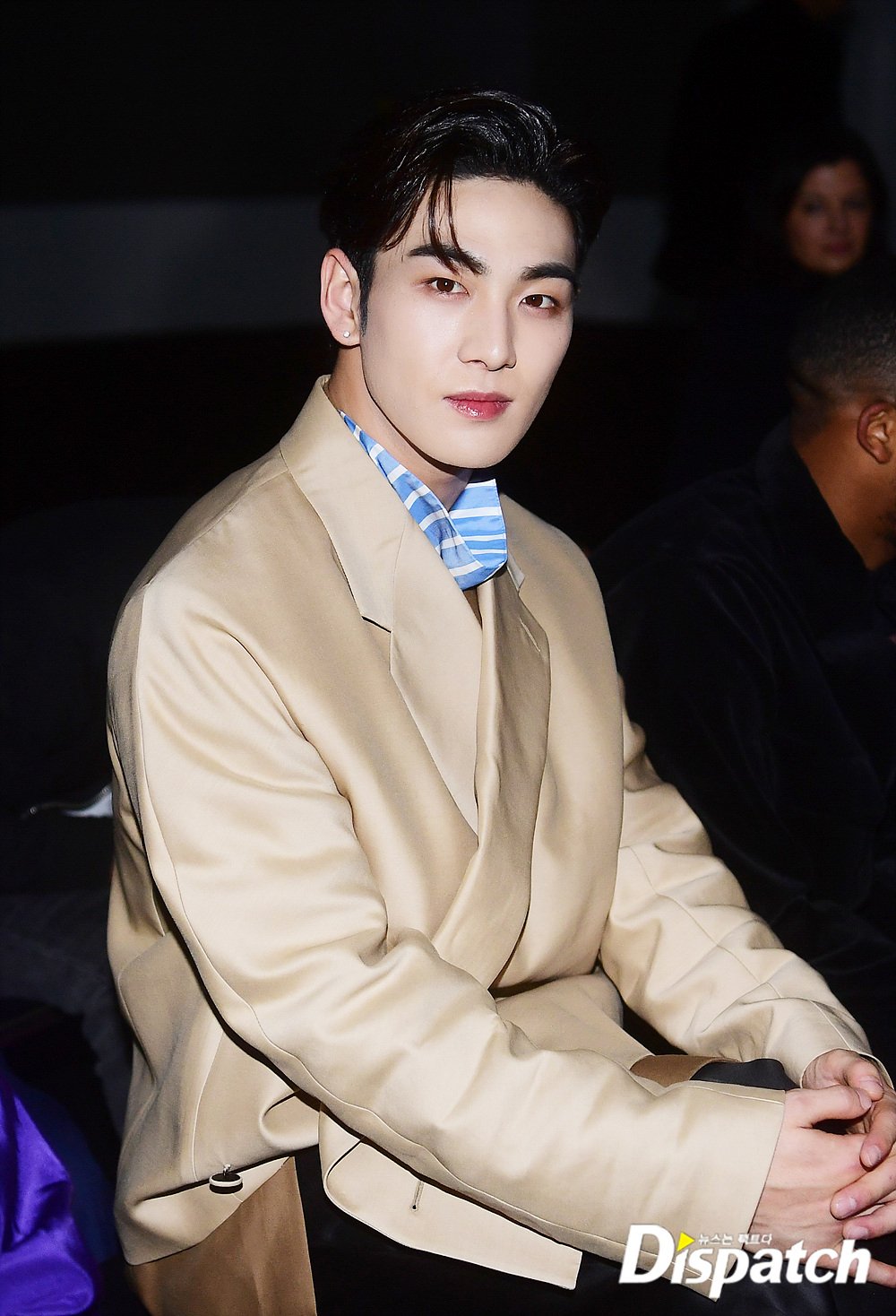 디패가 강동호(뉴이스트) 사진 올리면서 쓴 기사 제목 ㅋㅋㅋㅋㅋㅋ 뭔데 ㅋㅋㅋㅋ | 인스티즈