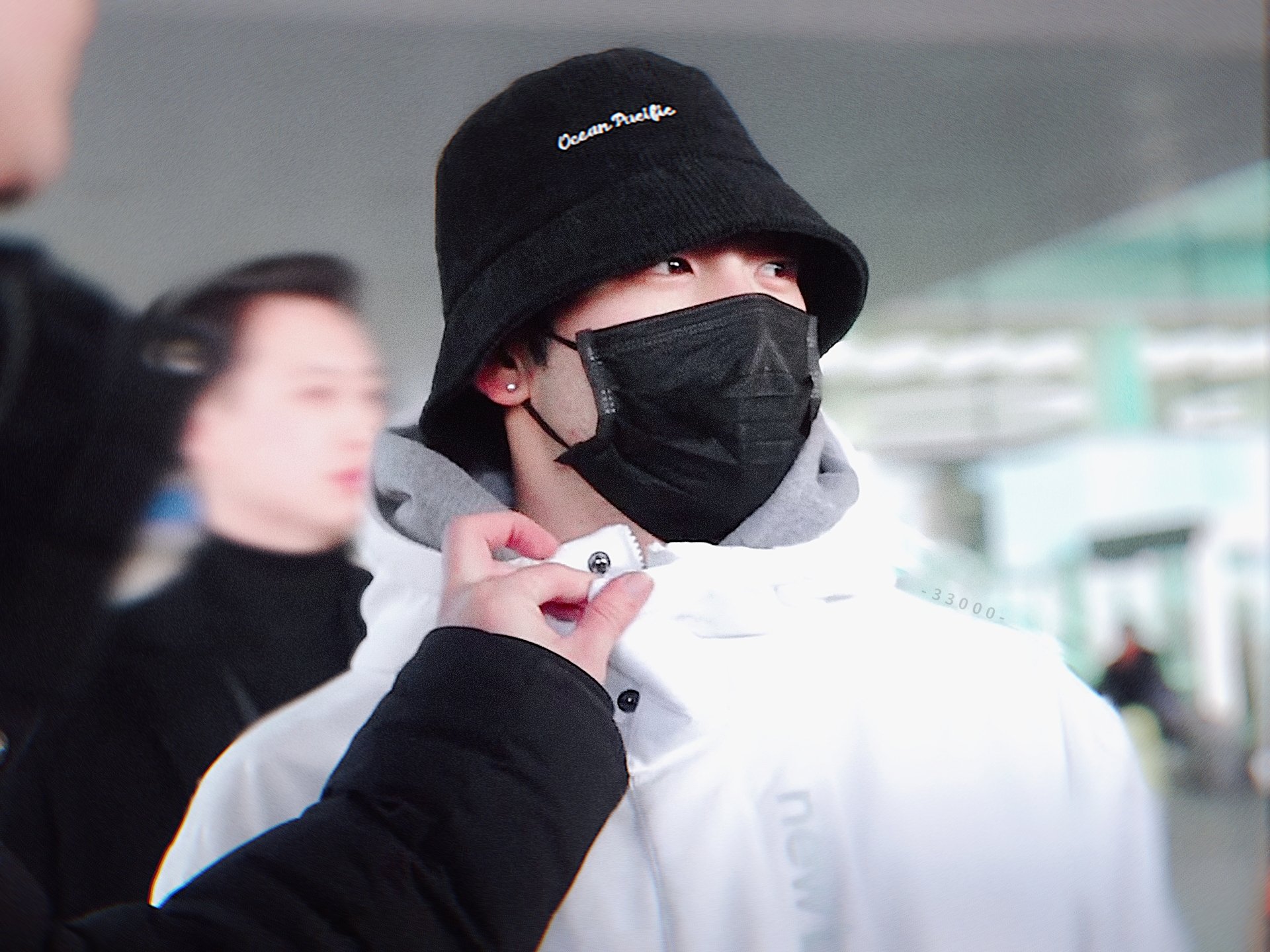 매니저형이 옷 똑딱이 채워줄때 강동호(뉴이스트)진짜 ㅋㅋㅋㅋㅋㅋ | 인스티즈