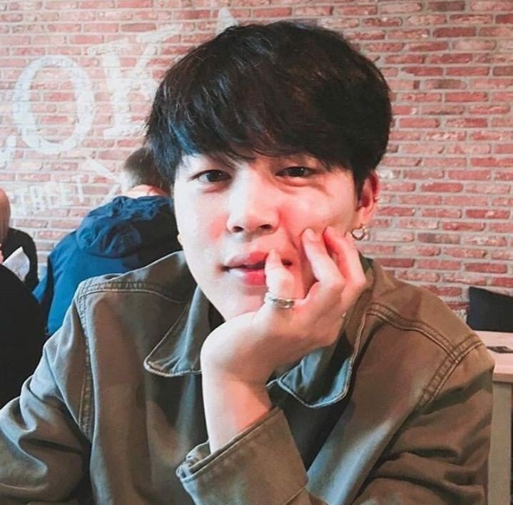 방탄 지민 이거 눈빛이 사랑스러운것을 보는 느낌이라 애인이 찍어준거 같은데 멤버가 찍어준거임 | 인스티즈