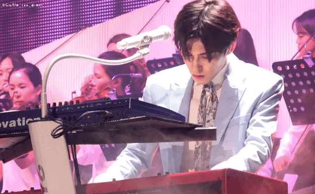 나는 원필이 저렇게 건반없이 스탠딩 마이크만 세워놓고 노래부르는거 처음보는듯 | 인스티즈