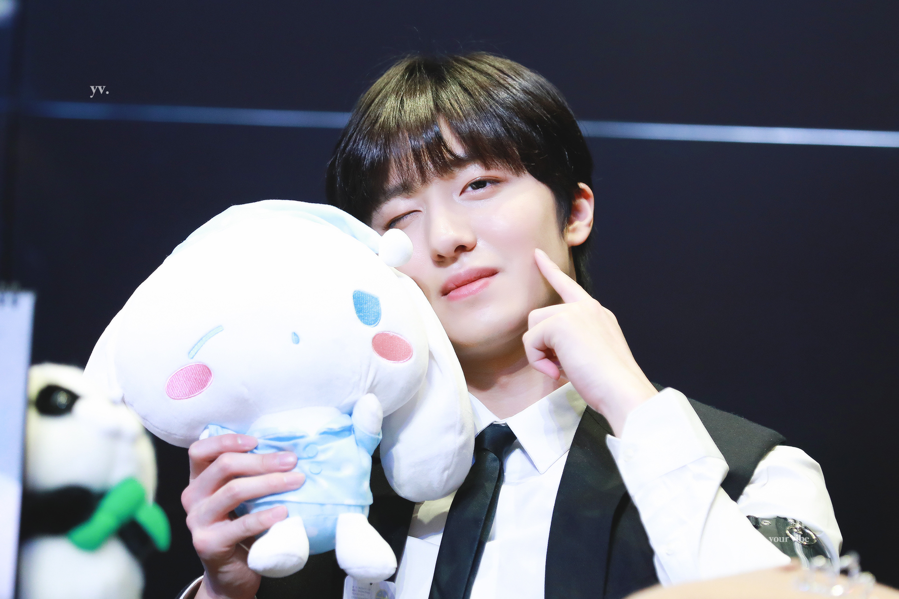 인형 표정 따라하는 찬희 | 인스티즈