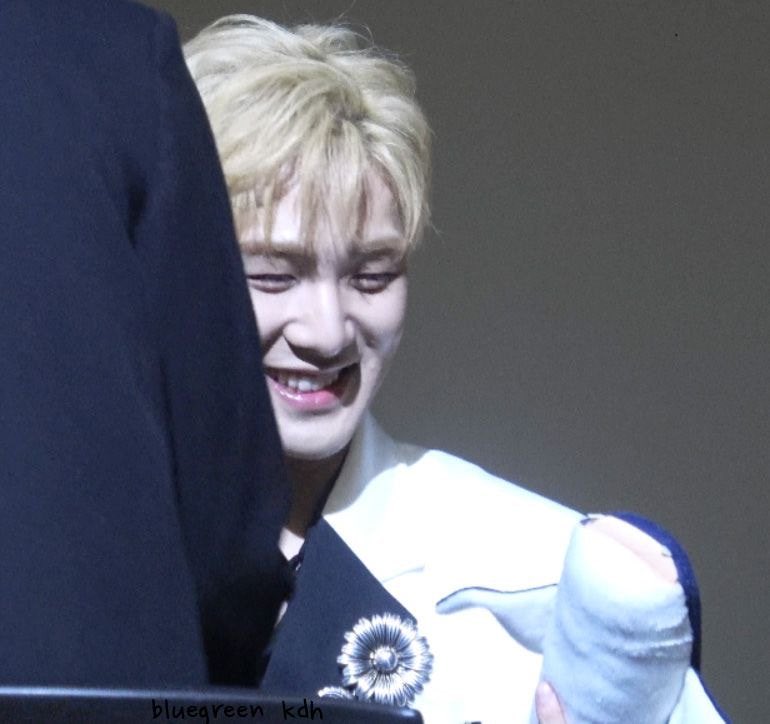 미친 ㅋㅋㅋㅋ 팬싸에서 팬이 상어인형 주니까 강동호(뉴이스트) 반응 | 인스티즈