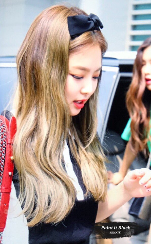 블핑 제니 이거 머리띠 어디껄까 ㅠㅠㅠㅠ진심궁금해 너무예뻐 | 인스티즈