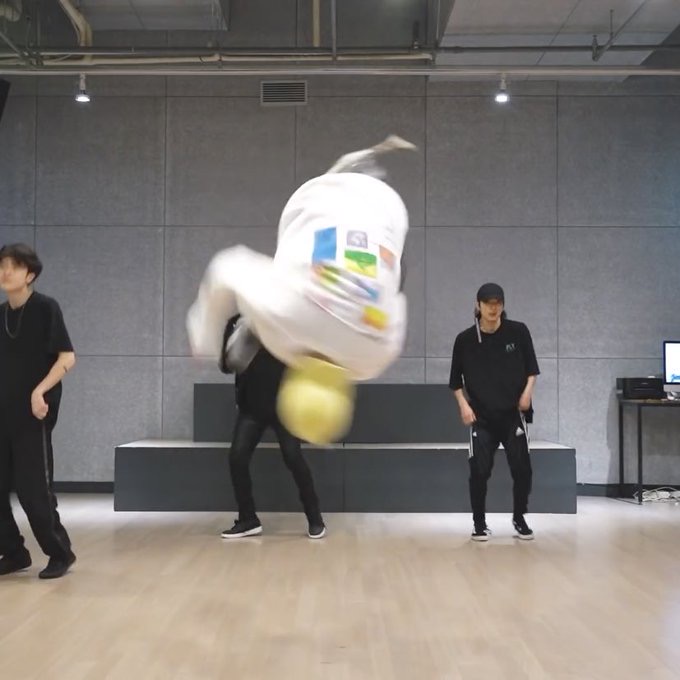 조승연 브이앱 볼 생각에 신나서 공중제비 도는 중 | 인스티즈