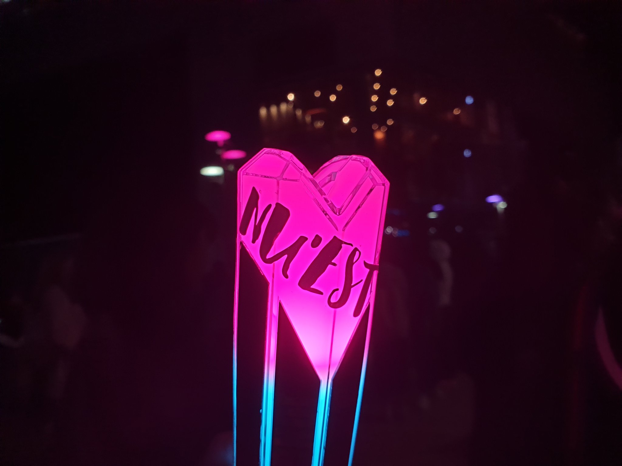 공식색 투톤인데 응원봉 발광 색깔 안섞이는거 ㄹㅇ좋움 | 인스티즈