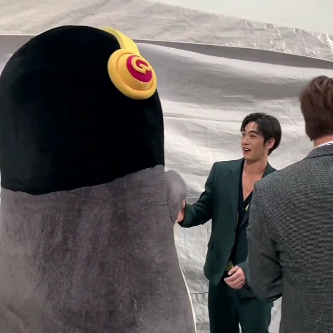 강동호(뉴이스트, 26) 펭수 가까이서 보고 표정 봐..... | 인스티즈