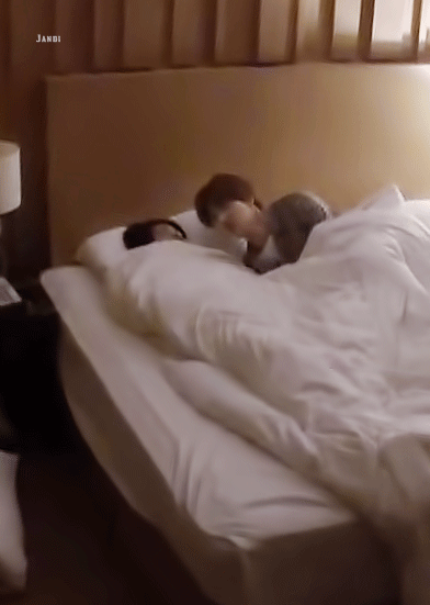 ㄱ 뽀뽀, 틈만나면 백허그, 허벅지 만지기, 같은 침대에서 자기, 손잡고 걷기 | 인스티즈