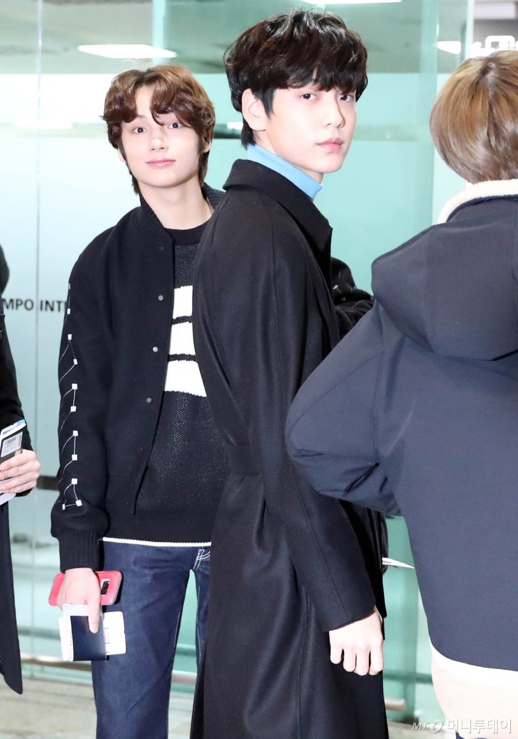 이거 진짜 귀엽지 않냐 연예인 친척형 따라온 애기 같애 | 인스티즈