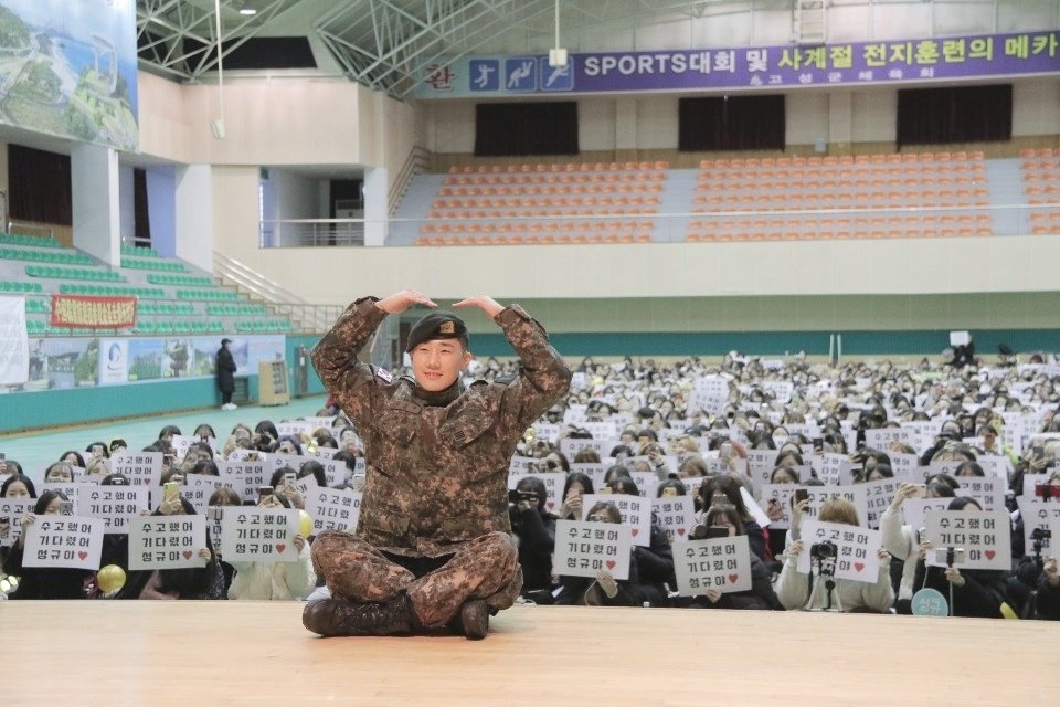 잊지말자 김성규 전역 미니팬미팅에 모인팬들 1300명 차대절 15대~ | 인스티즈