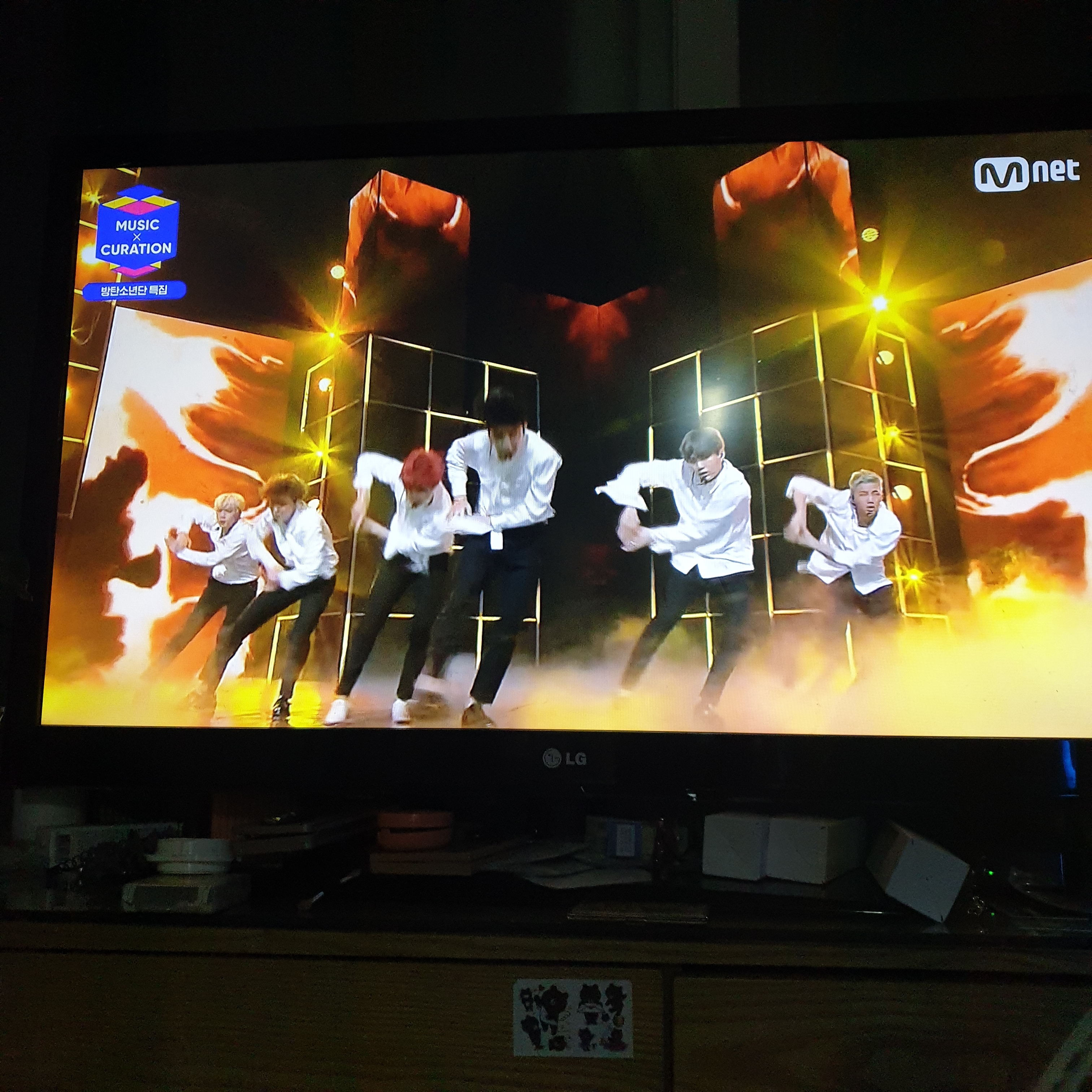 엠넷에 방탄소년단 특집 해가지고 무대들 모아보기 해주는데 | 인스티즈