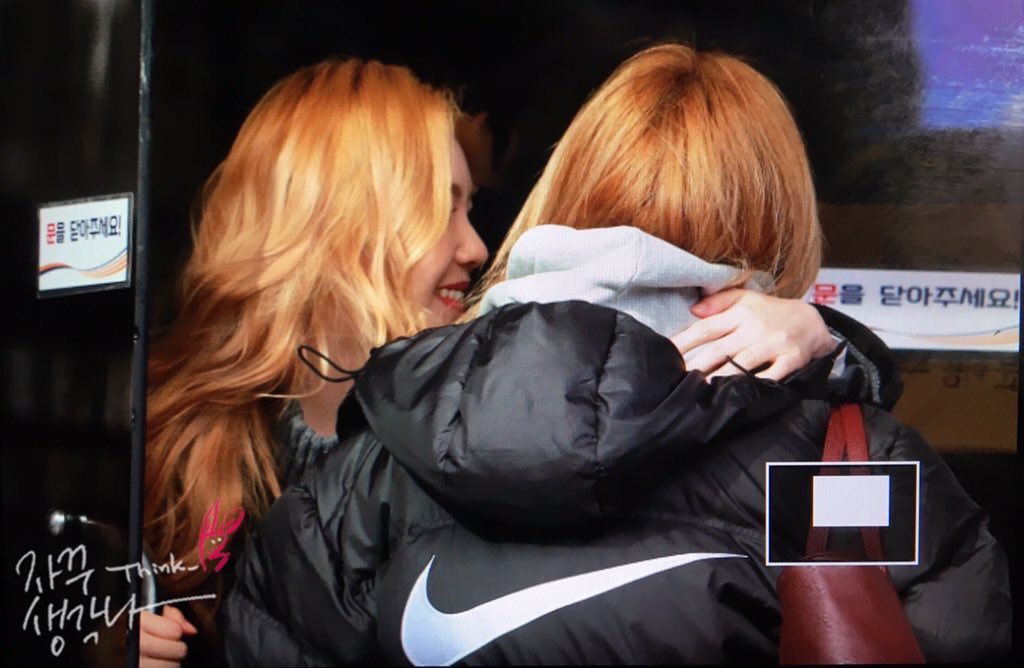 엠씨하는 언니 응원간 동생과 동생보고 반갑게 안아주는 언니 | 인스티즈