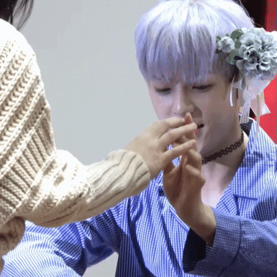 [잡담] 이민혁(비투비) 손 잡는거 멤버들이랑 멜로디한테 해주는건데 홍중님 뭐야ㅋㅋㅋㅋ | 인스티즈