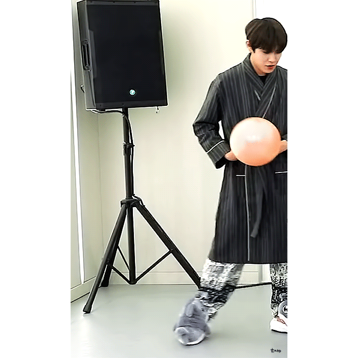 박우진 신발 자랑하는거 봐 ㅋㅋㅋㅋ | 인스티즈