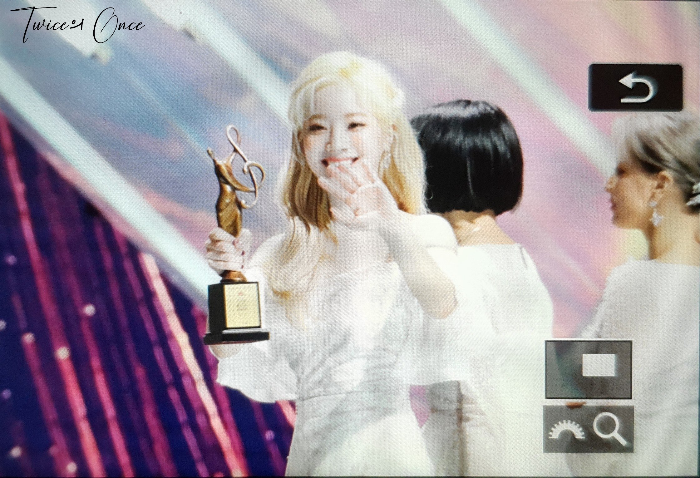 다현 손 봐 ㅋㅋㅋㅋㅋㅋㅋㄱㅋㅋㅋ 완전 작아 아가손 | 인스티즈