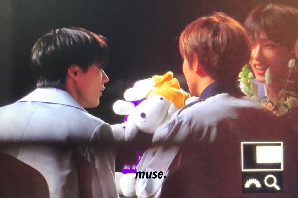 제노 대리수상하고 내려와서 빼먹은거 듣고 셀프뺨했대ㅋㅋㅋ | 인스티즈