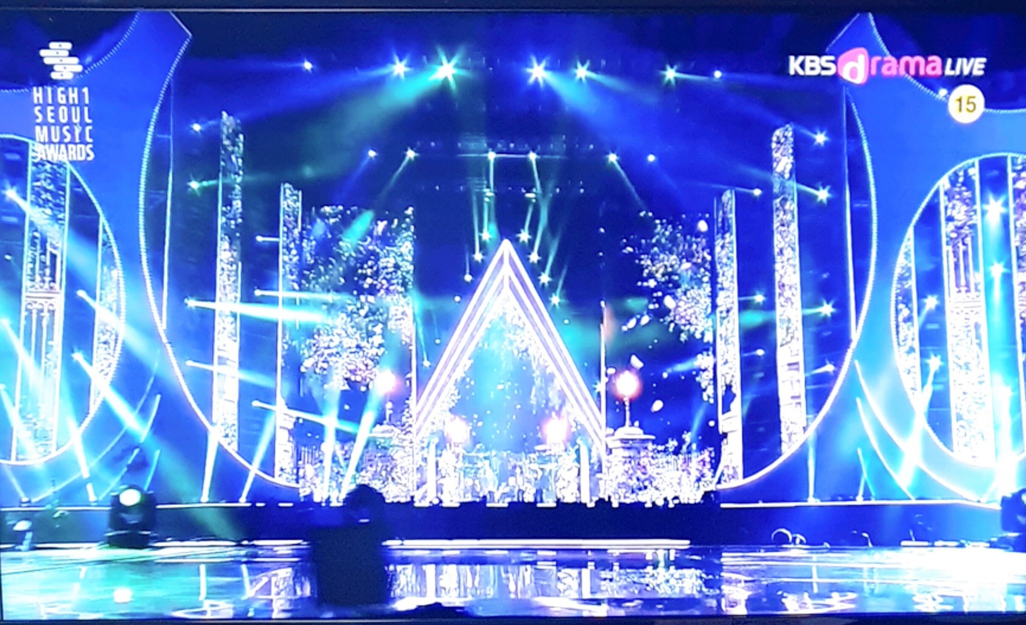 뉴이스트 세계관 빨간약 파란약 봐봐 | 인스티즈