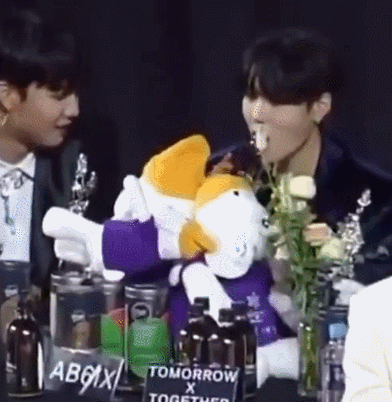 ㅋㅋ 하성운 음료수 마시다가 카메라 잡혀서 놀라는 거 봐 | 인스티즈